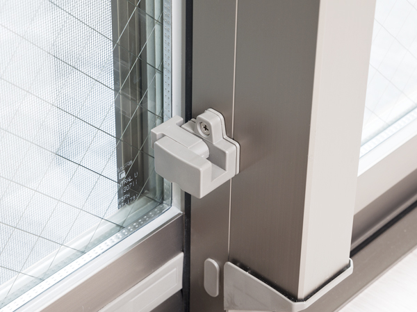 Building structure.  [Finger scissors prevention sash] The sash of the sliding window, We established a stopper to prevent the scissors finger. It is the consideration for which does not cause the room accident. (Same specifications)
