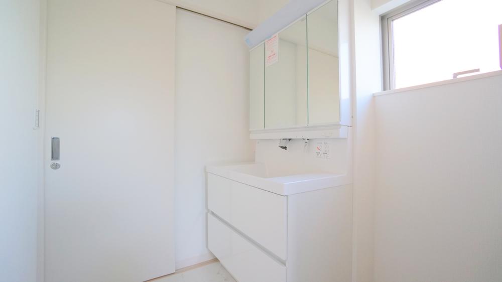 Wash basin, toilet. Wash basin