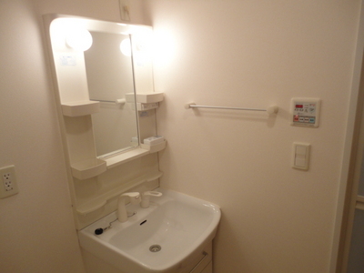 Washroom. Independent wash basin indispensable to get dressed!