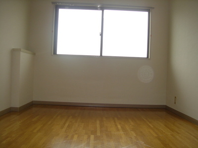 Living and room. There is a window to the north Western-style