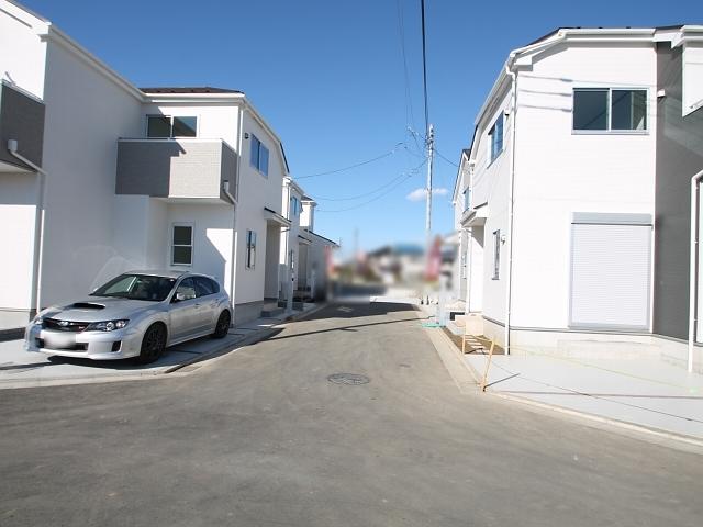 Local photos, including front road. Contact road situation