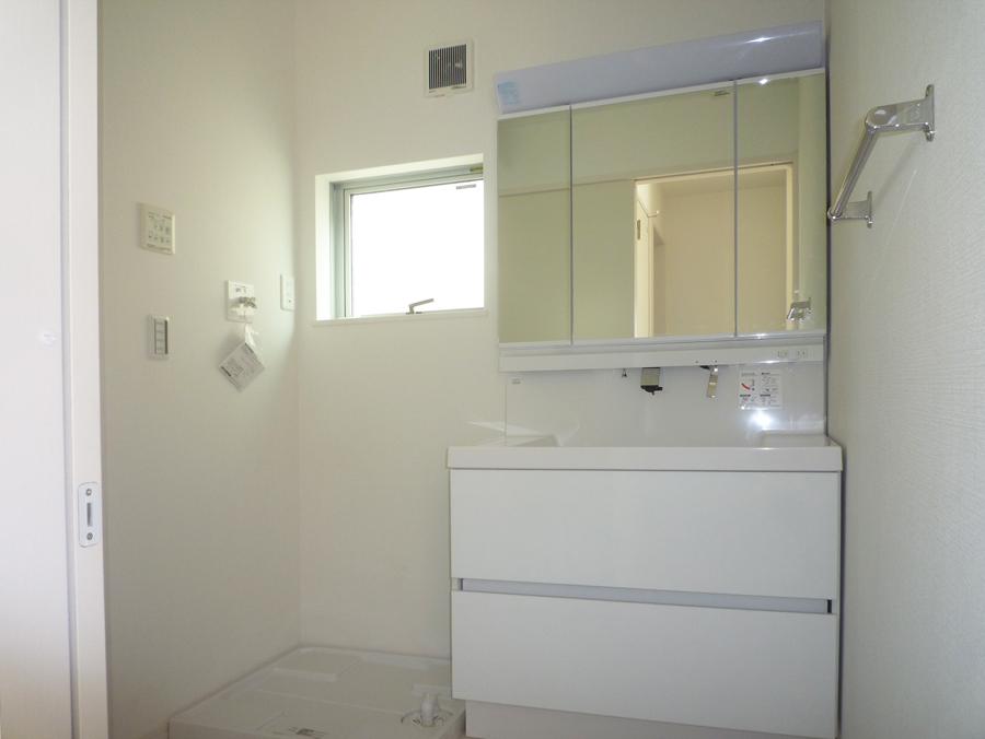 Wash basin, toilet. Indoor (11 May 2013) Shooting