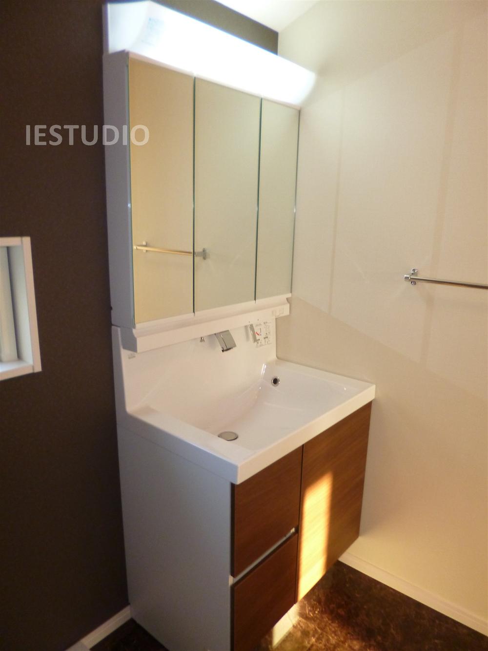 Wash basin, toilet. Indoor (12 May 2013) Shooting