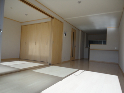 Living and room. Spacious open the partition