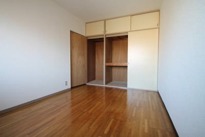 Living and room. Aisle Western-style housing! 