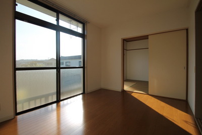 Living and room. Balcony side Western-style! 