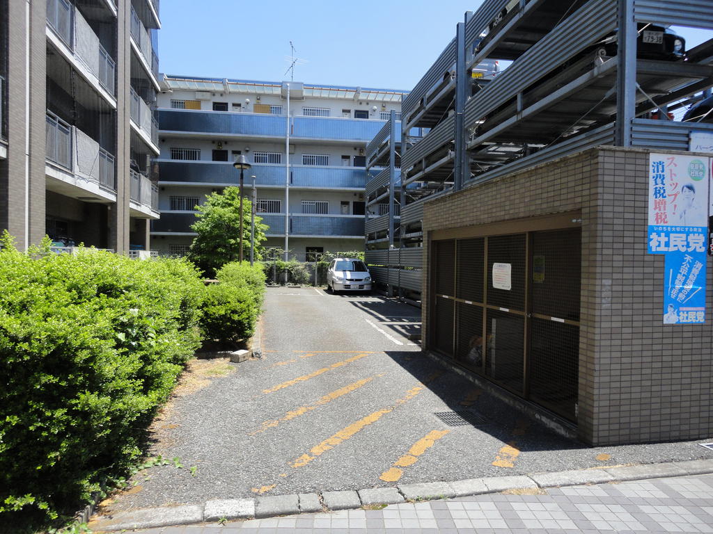 Parking lot. Flat is parking and a multi-storey car park and the garbage area of the Place.