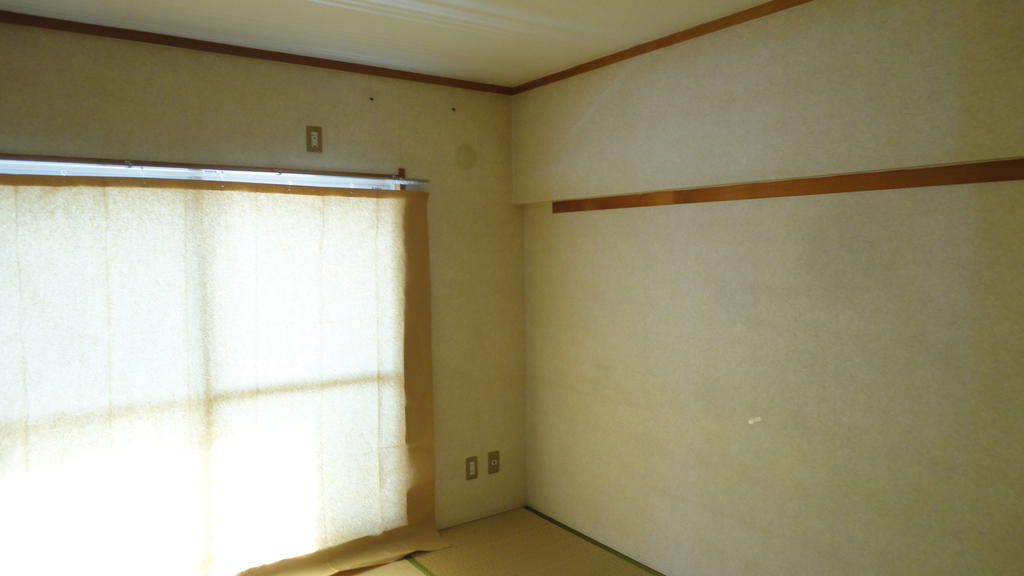 Living and room. Living next to a Japanese-style room