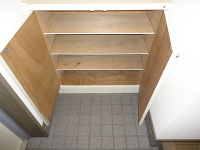 Entrance. ☆ Cupboard ☆