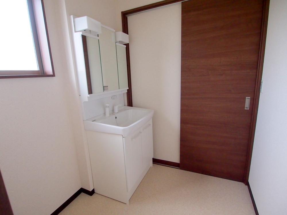 Wash basin, toilet. Wash basin