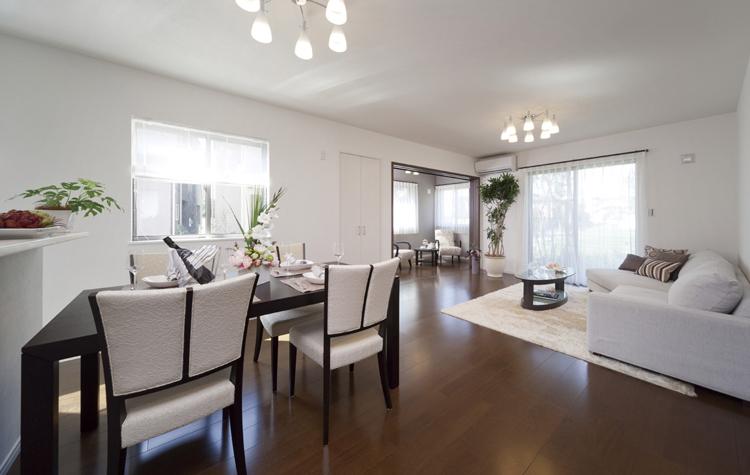 Living. Facing south, Ventilation by a three-sided lighting ・ Good of about 18 tatami mats living in both the per yang ・ dining ・ kitchen. From the living room to the large space of about 22.6 tatami mats if open the DEN lead to flat. Easy-to-use size is glad (sale Models House)