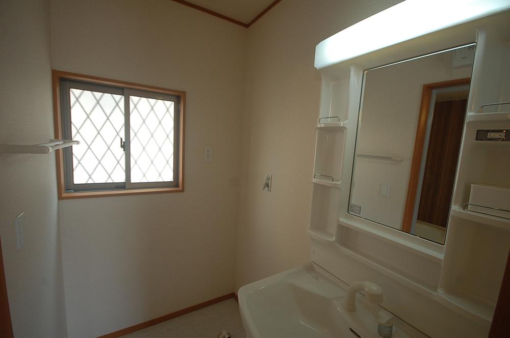 Wash basin, toilet. Wash basin