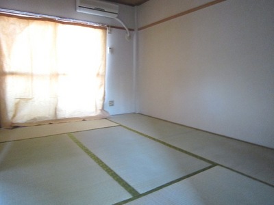 Living and room. Japanese-style room also bright