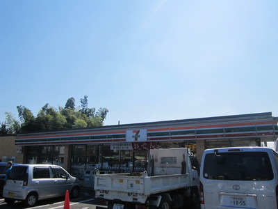 Convenience store. 650m to Seven-Eleven (convenience store)