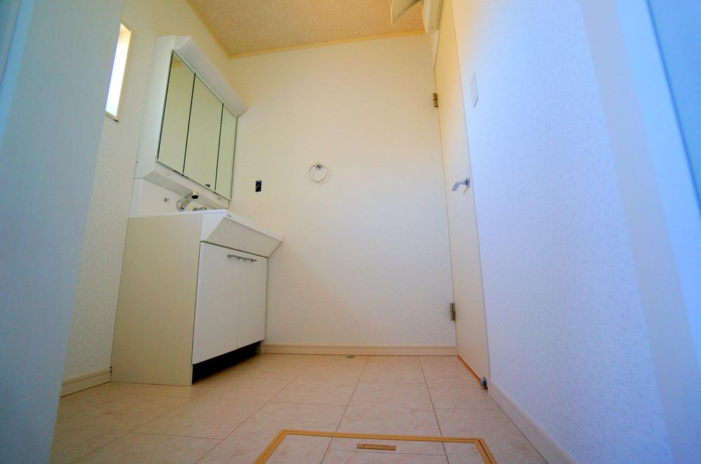 Wash basin, toilet. Wash basin