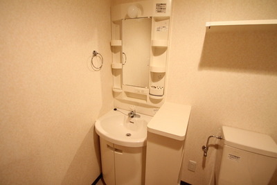 Washroom. Independent wash basin! 