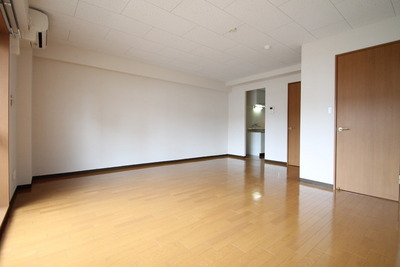 Living and room. Western-style spacious 13.6 Pledge! 