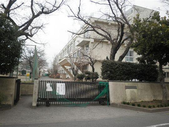 Junior high school. 1200m Fukushima junior high school until junior high school in Fukushima A 15-minute walk (about 1200m)