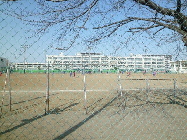 Junior high school. Akishima 160m to stand Showa junior high school