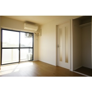 Living and room. East side Western-style 6 Pledge