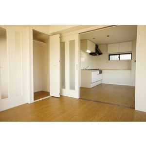 Living and room. East side Western-style 6 Pledge