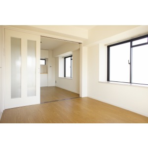 Living and room. East side Western-style 6 Pledge