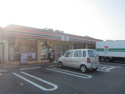 Convenience store. 300m to Seven-Eleven (convenience store)
