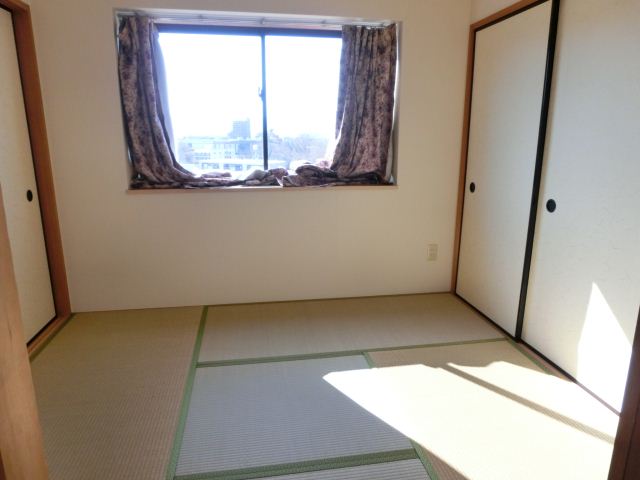Living and room. ☆ Japanese-style room is a 6-tatami rooms ☆