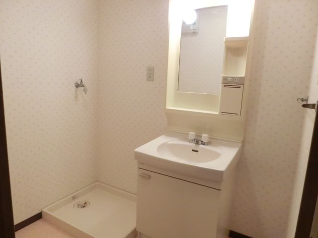 Washroom. ☆ Independent wash basin ・ It is indoor washing machine Storage ☆