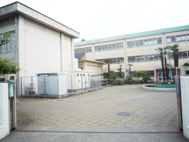 Primary school. Haijima 900m until the second elementary school