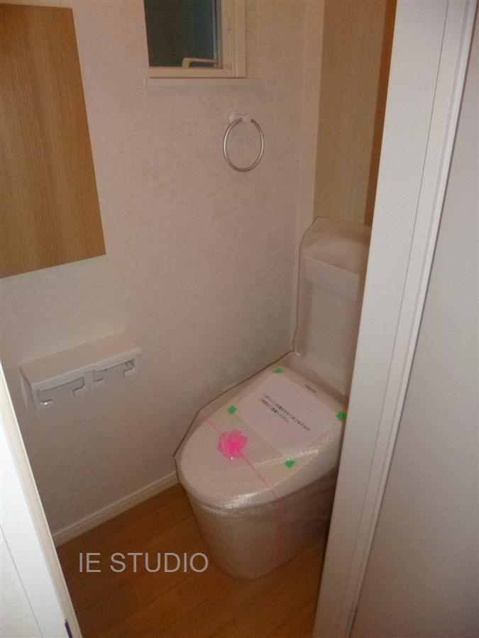 Toilet. Local (11 May 2013) Shooting