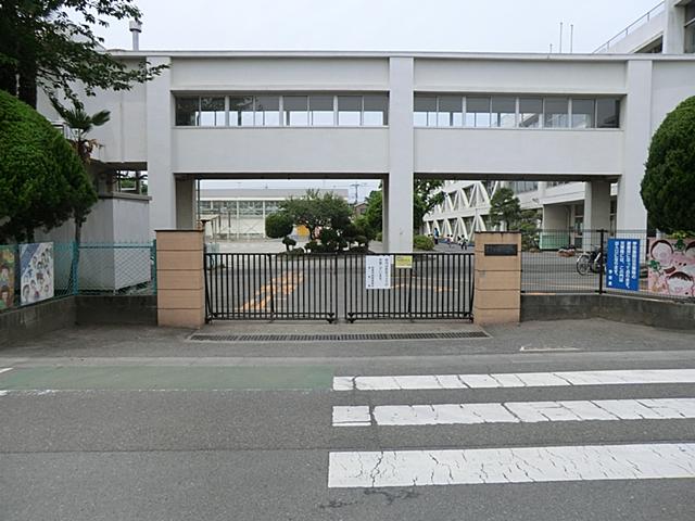 Primary school. 671m to the Akishima Tatsunaka God Elementary School