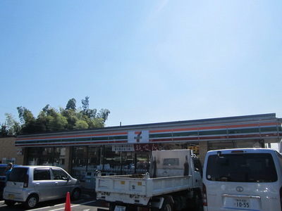 Convenience store. 710m to Seven-Eleven (convenience store)