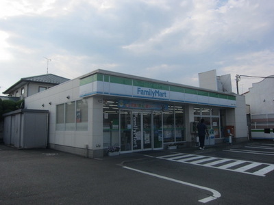 Convenience store. 900m to Family Mart (convenience store)