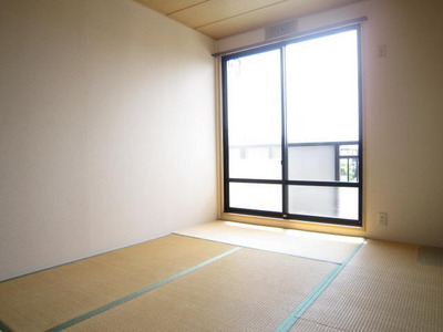 Living and room.  ☆ Japanese-style room also sunny!  ☆ 