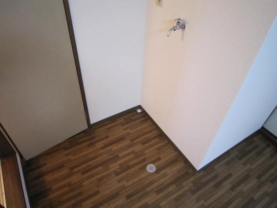 Washroom. ☆ Indoor Laundry Storage ☆