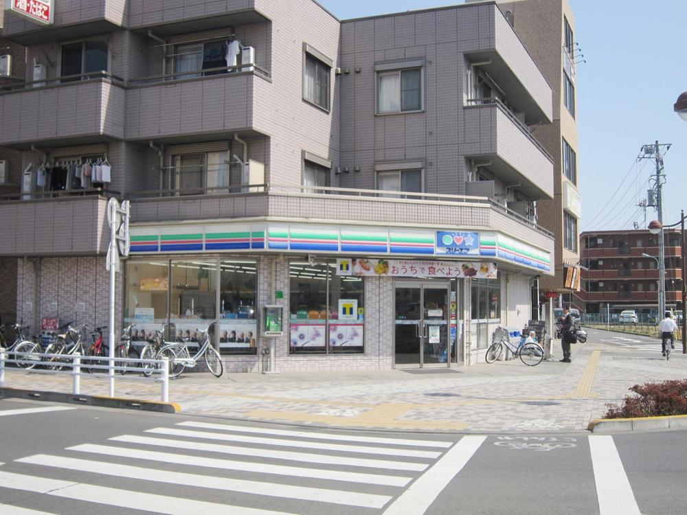 Convenience store. Three F up to 400m