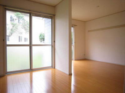 Living and room. ☆ It was re-covered new flooring ☆