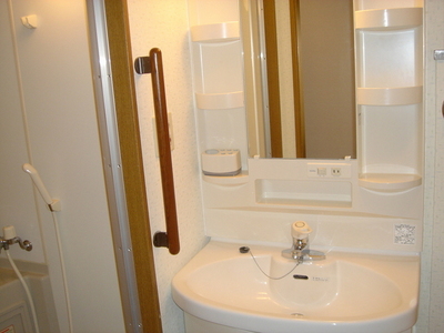 Washroom. Independent wash basin which is indispensable in the morning of the dressing!
