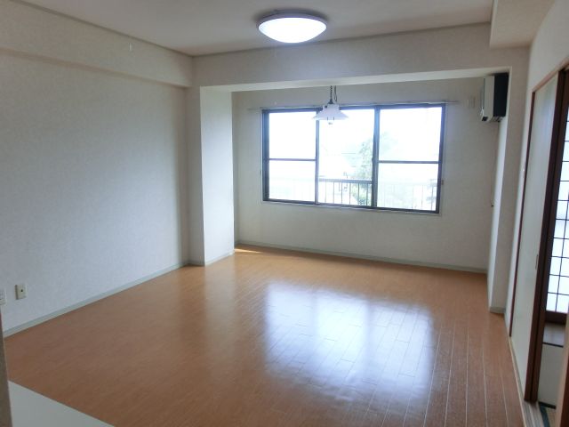 Living and room. We are living in the bright 15 quires ☆