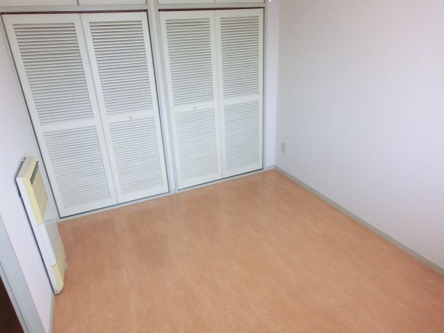 Living and room. There is a whole room storage, very convenient ☆