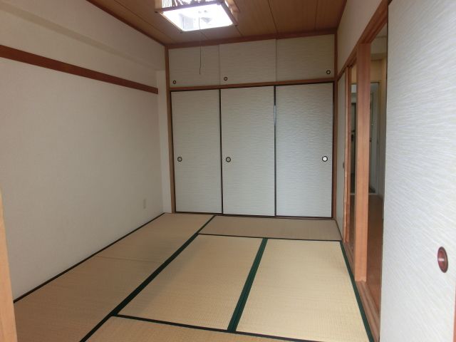 Living and room. It settles down Japanese-style room ☆