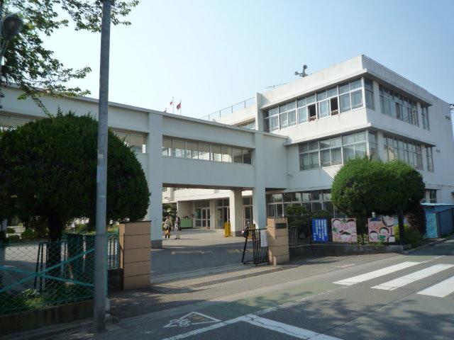 Primary school. 1101m to Akishima Tatsunaka God Elementary School