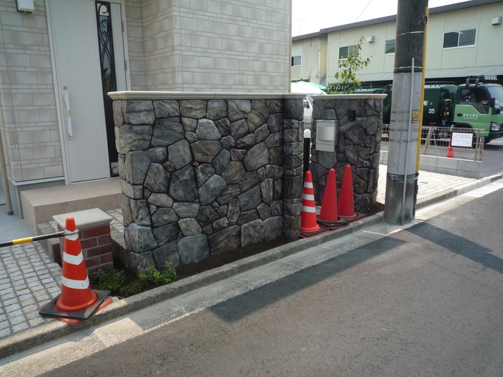 Entrance. 1 Building site (August 12, 2013) Shooting