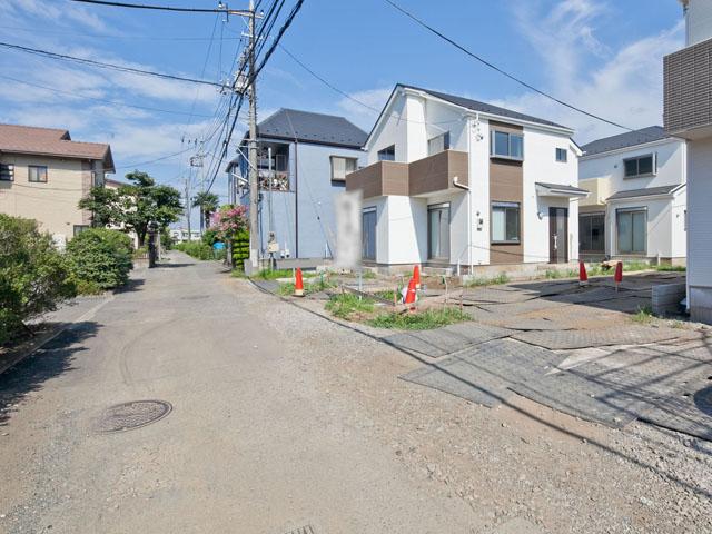 Local photos, including front road. Contact road situation