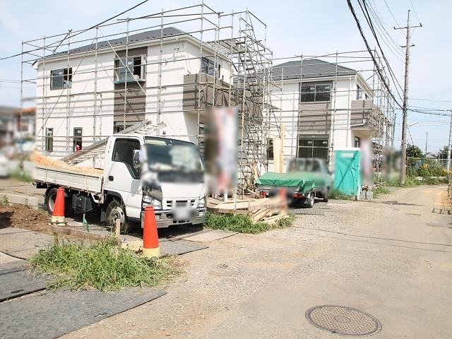 Local photos, including front road. Contact road situation