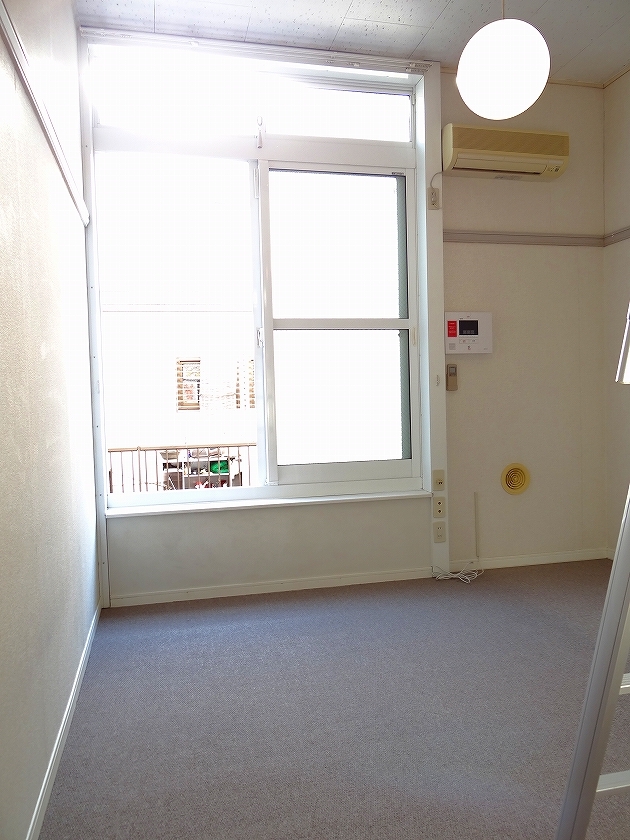 Living and room. Day is good in the room!