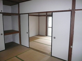 Living and room. By removing the sliding door between the Japanese-style room it can be used as a 13.5 quires of Japanese-style room