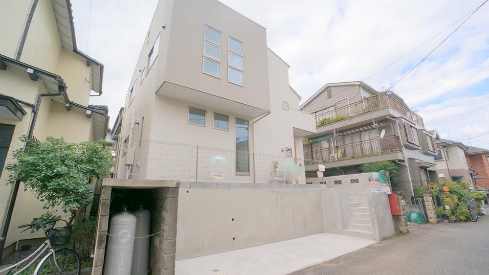 Local appearance photo. Local shooting