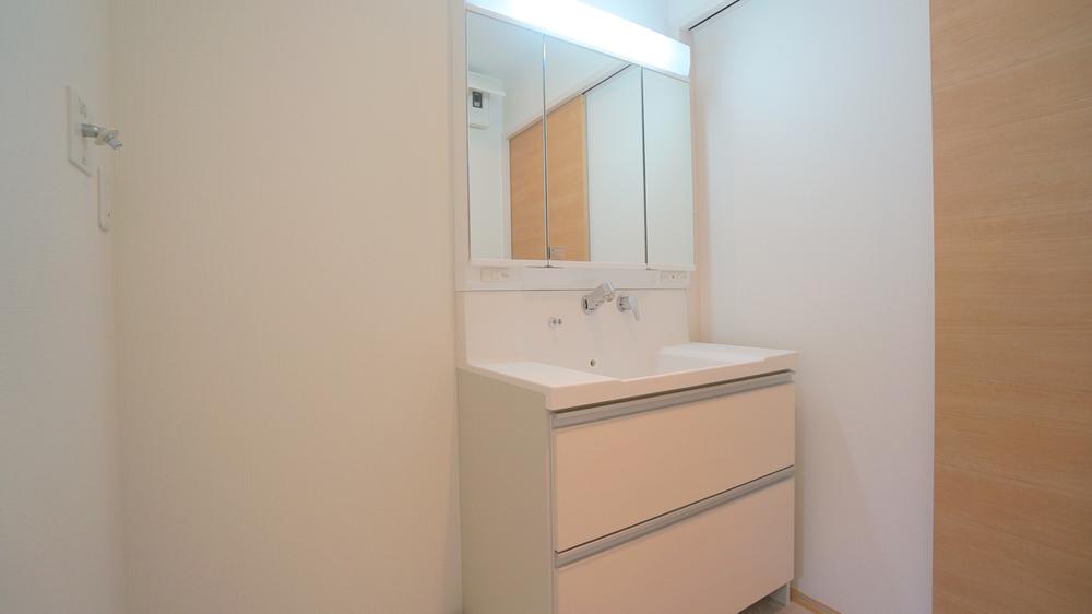 Wash basin, toilet. Wash basin